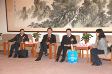 項玉章總檢驗師與法規司司長劉兆彬、中消協副會長兼秘書長楊紅燦、監督司副司長劉春燕就引導質量消費話題進行交談