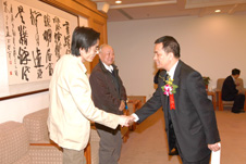 中國經(jīng)濟(jì)網(wǎng)副總編秦海波在研討會中與中國質(zhì)量檢驗(yàn)協(xié)會副理事長兼秘書長柯振權(quán)親切握手并交談