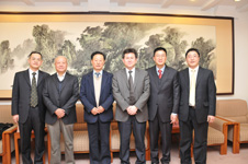 中國質(zhì)量檢驗(yàn)協(xié)會常務(wù)理事張明(右二)、陳平(左一)、劉輝(右一)與山東大學(xué)溫德成教授(右三)、北京工業(yè)大學(xué)韓福榮教授(左三)、投訴處理領(lǐng)域著名學(xué)者朱立恩教授(左二)在研討會中合影留念