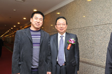 消費(fèi)維權(quán)專家、中消協(xié)原副秘書長武高漢與研討會企業(yè)代表在研討會中合影留念