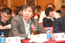 中國傳媒大學(xué)劉堅(jiān)教授在會場認(rèn)真聽取其他專家的精彩演講