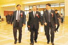 2010年11月17日,中國質(zhì)量檢驗(yàn)協(xié)會全國會員代表大會暨第三屆理事會第一次會議在北京召開,全國政協(xié)副主席白立忱(中)在國家質(zhì)檢總局副局長劉平均(左)、總工程師張綱(右)陪同下步入會場