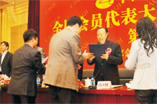 全國政協(xié)副主席白立忱(右)為中國質(zhì)量檢驗(yàn)協(xié)會第三屆理事會理事代表趙劍波(左)頒發(fā)證書