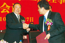 全國政協(xié)副主席白立忱(左)向中國質(zhì)量檢驗(yàn)協(xié)會第三屆理事會副理事長兼秘書長柯振權(quán)(右)頒發(fā)“協(xié)會副理事長”證書