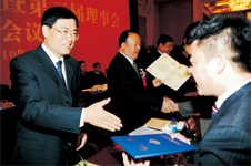 國家質(zhì)檢總局總工程師張綱(左)為中國質(zhì)量檢驗(yàn)協(xié)會第三屆理事會理事代表王成村頒發(fā)證書