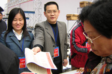 中國質(zhì)量檢驗(yàn)協(xié)會企業(yè)工作部陳平主任在2004年“3.15”咨詢活動現(xiàn)場發(fā)放宣傳資料