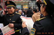 煙草專賣工作人員索取中國質(zhì)量檢驗(yàn)協(xié)會工作人員散發(fā)的2004年“3.15”國際消費(fèi)者權(quán)益日宣傳資料