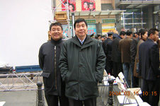 時任中國質(zhì)量檢驗(yàn)協(xié)會秘書長張軍和工作人員張炯在2004年“3.15”咨詢活動現(xiàn)場合影留念