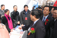 時任國家質(zhì)檢總局黨組書記李傳卿在2006年“3.15”咨詢活動現(xiàn)場親切接見中國質(zhì)量檢驗(yàn)協(xié)會工作人員