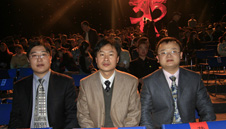 中國質(zhì)量檢驗(yàn)協(xié)會會員工作部主任楊曉東(中)和副主任劉輝(左)、企業(yè)工作部副主任王劍(右)等10名工作人員應(yīng)邀出席中央電視臺2008年“3.15晚會”
