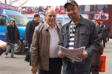 外國消費(fèi)者在2009年“3.15”咨詢活動現(xiàn)場接受中國質(zhì)量檢驗(yàn)協(xié)會贈閱的《宣傳手冊》并留影