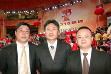 中國質(zhì)量檢驗(yàn)協(xié)會會員工作部主任楊曉東(中)和副主任劉輝(左)、企業(yè)工作部副主任王劍(右)等13名工作人員應(yīng)邀出席中央電視臺2009年“3.15晚會”