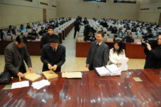 “全國質(zhì)量知識競賽”復(fù)賽考試結(jié)束后,國家質(zhì)檢總局監(jiān)察局室主任楊學(xué)偉(左一)、國家質(zhì)檢總局質(zhì)量管理司質(zhì)量管理處處長殷榮伍(右二)、中國質(zhì)量檢驗(yàn)協(xié)會秘書長助理張明(左二)對復(fù)賽答題卡進(jìn)行現(xiàn)場封存