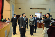 “全國質(zhì)量知識競賽”活動得到國家質(zhì)檢總局高度重視,時任國家質(zhì)檢總局局長王勇(左三)、時任國家質(zhì)檢總局副局長支樹平(右二)、黨組成員兼紀(jì)檢組長王煒(左二)前往復(fù)賽現(xiàn)場進(jìn)行巡視和慰問。中國質(zhì)量檢驗(yàn)協(xié)會秘書長助理張明(左一)陪同