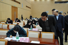 時任國家質(zhì)檢總局局長王勇仔細(xì)觀看參賽選手答題