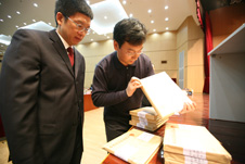 中國質(zhì)量檢驗(yàn)協(xié)會秘書長助理張明(左一)、企業(yè)工作部副主任趙劍波(左二)在復(fù)賽考場現(xiàn)場啟封試卷