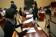 中國質(zhì)量檢驗(yàn)協(xié)會監(jiān)考工作人員在復(fù)賽考場發(fā)放試卷