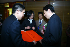 時任國家質(zhì)檢總局黨組成員、中國國家認(rèn)證認(rèn)可監(jiān)督管理委員會主任孫大偉(右一)為“全國質(zhì)量知識競賽”決賽活動簽名留念