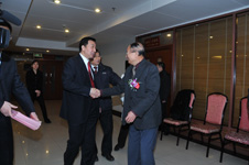 時任國家質(zhì)檢總局局長王勇(左一)親切接見時任中國質(zhì)量檢驗(yàn)協(xié)會會長李保國(右一)