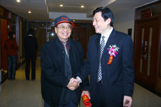 時任國家質(zhì)檢總局黨組成員、中國國家認(rèn)證認(rèn)可監(jiān)督管理委員會主任孫大偉(右一)親切接見時任中國質(zhì)量檢驗(yàn)協(xié)會會長李保國(左一)