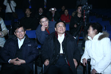 中國質(zhì)量檢驗(yàn)協(xié)會秘書長助理張明(左二)陪同國家質(zhì)檢總局副局長劉平均(左三)、時任質(zhì)量管理司司長孫波(左一)、時任辦公廳副主任朱守鈞(右一)觀看“全國質(zhì)量知識競賽”決賽的彩排活動