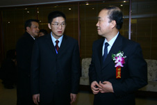 國家質(zhì)檢總局黨組成員兼紀(jì)檢組長王煒(右一)在決賽錄播活動現(xiàn)場聽取中國質(zhì)量檢驗(yàn)協(xié)會秘書長助理張明(左一)關(guān)于“全國質(zhì)量知識競賽”決賽節(jié)目錄播籌備情況的匯報