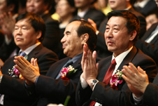 全國政協(xié)副主席阿不來提·阿不都熱西提(左二)、時任國家質(zhì)檢總局局長王勇(右一)、工業(yè)和信息化部副部長婁勤儉(左一)為選手們的精彩表演而鼓掌慶賀