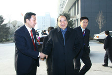 時任國家質(zhì)檢總局局長王勇(左一)、中國質(zhì)量檢驗(yàn)協(xié)會秘書長助理張明(左三)陪同全國政協(xié)副主席阿不來提·阿不都熱西提(左二)來到“全國質(zhì)量知識競賽”決賽活動錄制現(xiàn)場