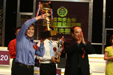 由中國質(zhì)量檢驗(yàn)協(xié)會負(fù)責(zé)組隊(duì)參賽的消費(fèi)者代表隊(duì)一路過關(guān)斬將,在決賽中以總分825分的優(yōu)異成績勇奪冠軍。圖為全國政協(xié)副主席阿不來提·阿不都熱西提(右一)為消費(fèi)者代表隊(duì)頒發(fā)“全國質(zhì)量知識競賽”總決賽一等獎獎杯