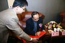 中國質(zhì)量檢驗(yàn)協(xié)會會員工作部副主任張百熙(左一)在活動現(xiàn)場懇請全國政協(xié)副主席阿不來提·阿不都熱西提(右一)為“全國質(zhì)量知識競賽”決賽活動簽名留念