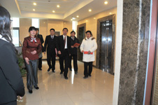 時任國家質(zhì)檢總局質(zhì)量管理司司長孫波(右二)、辦公廳副主任朱守鈞(右一)、中國質(zhì)量檢驗(yàn)協(xié)會秘書長助理張明(右四)陪同時任國家質(zhì)檢總局局長王勇(右三)來到“全國質(zhì)量知識競賽”決賽活動錄制現(xiàn)場