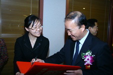 國家質(zhì)檢總局黨組成員兼紀(jì)檢組長王煒(右一)為“全國質(zhì)量知識競賽”決賽活動簽名留念