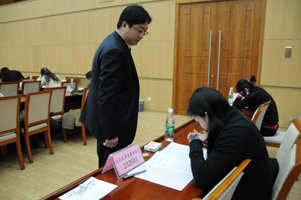 中國質(zhì)量檢驗(yàn)協(xié)會會員工作部副主任劉輝在“全國質(zhì)量知識競賽”復(fù)賽現(xiàn)場監(jiān)考