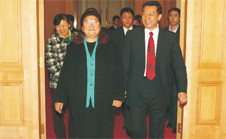 時任國家質(zhì)檢總局局長王勇親自迎接十屆全國人大常委會副委員長顧秀蓮進(jìn)入人民大會堂貴賓室