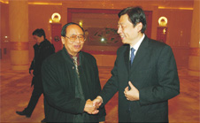 時任國家質(zhì)檢總局黨組成員、中國國家認(rèn)證認(rèn)可監(jiān)督管理委員會主任孫大偉與時任中國質(zhì)量檢驗(yàn)協(xié)會會長李保國親切握手