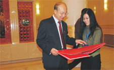 時任國家質(zhì)檢總局副局長支樹平瀏覽嘉賓題名簿