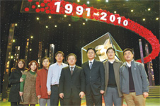 中國質(zhì)量檢驗(yàn)協(xié)會會員工作部主任楊曉東(右三)、防偽中心主任王成村(右一)、會員工作部副主任劉輝(右二)、會員工作部副主任王劍(右四)及工作人員應(yīng)邀參加中國中央電視臺2010年“3.15晚會”