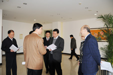 時任國家質(zhì)檢總局局長王勇、時任國家質(zhì)檢總局副局長支樹平、黨組成員兼紀(jì)檢組長王煒、總工程師張綱等領(lǐng)導(dǎo)在考場外查看復(fù)賽試題