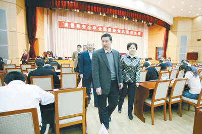 2009年12月15日,“質(zhì)量和安全年”全國質(zhì)量知識競賽復(fù)賽在京舉行,時任國家質(zhì)檢總局局長王勇、時任國家質(zhì)檢總局副局長支樹平、黨組成員王煒、總工程師張綱等到“全國質(zhì)量知識競賽”復(fù)賽考場巡查