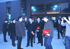 “全國質(zhì)量知識競賽”決賽活動結(jié)束后,時任國家質(zhì)檢總局局長王勇與協(xié)會秘書長助理張明親切握手,祝賀“全國質(zhì)量知識競賽”活動的圓滿落幕