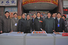 國家質(zhì)檢總局總工程師張綱(一排右三)在2010年“3.15”咨詢活動現(xiàn)場親切接見協(xié)會工作人員