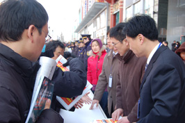 中國質(zhì)量檢驗(yàn)協(xié)會秘書長助理張明(右二)、會員工作部主任楊曉東(右一)在2010年“3.15”咨詢活動現(xiàn)場向消費(fèi)者發(fā)放由中國質(zhì)量檢驗(yàn)協(xié)會編輯的《3.15宣傳手冊》